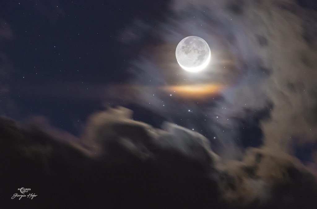 La jeune lune et les &eacute;toiles s&oelig;urs