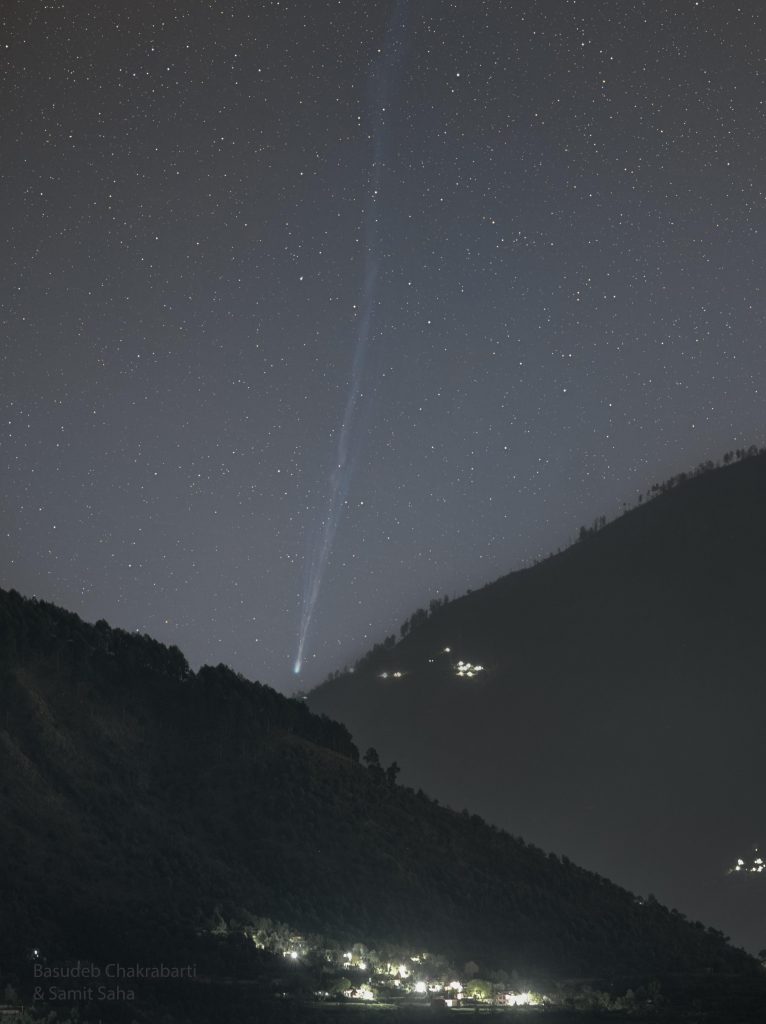 La com&egrave;te R3 PanSTARRS au-dessus d&rsquo;une vall&eacute;e himalayenne