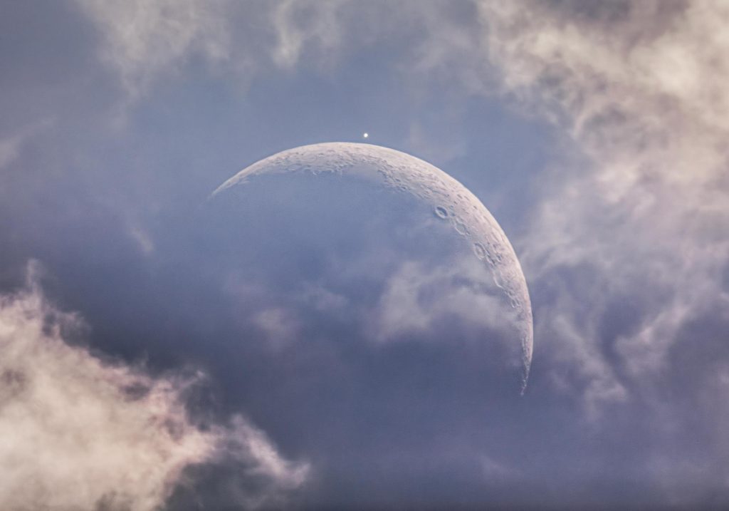 La Lune du jour rencontre l&rsquo;&Eacute;toile du soir