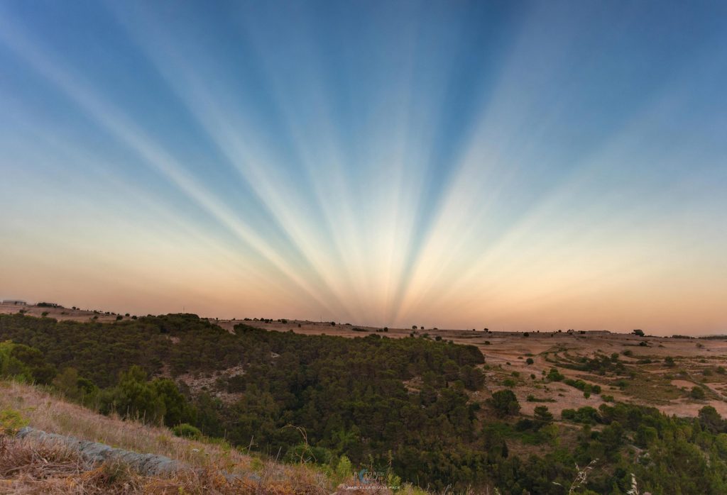 Rayons anticr&eacute;pusculaires au-dessus de la Sicile