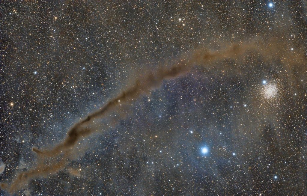 NGC 4372 et la « Dark Doodad »