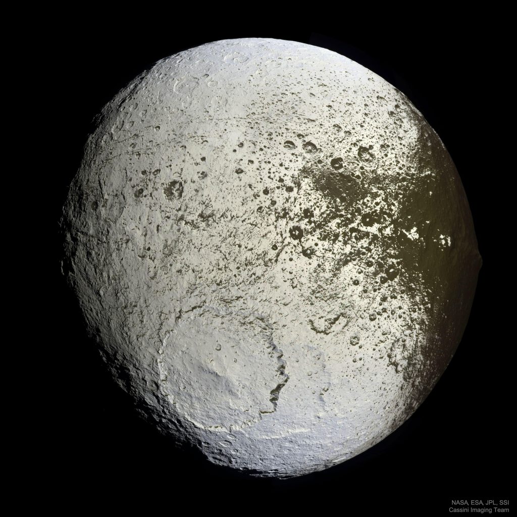 Iapetus, lune de Saturne : une lune peinte