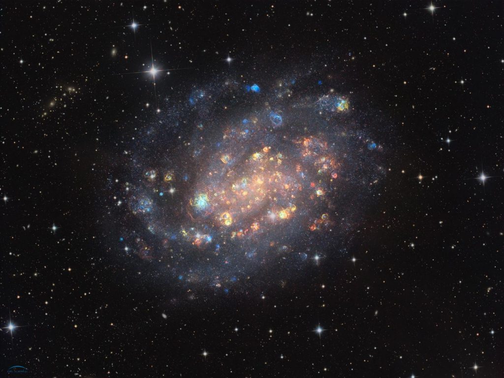 NGC 300 : un joyau cosmique composé d’étoiles et de nuages de gaz