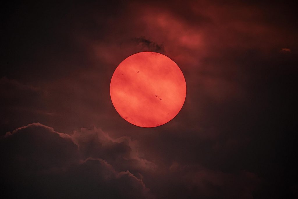 Un soleil rouge à travers la fumée des feux de forêt