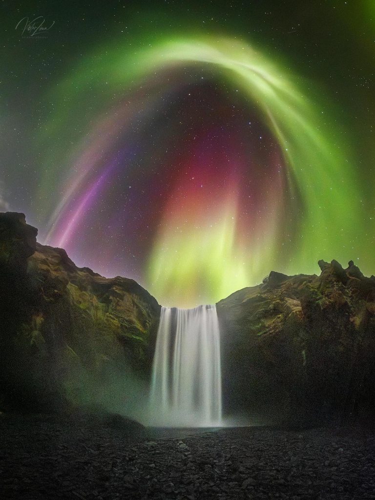Aurore colorée au-dessus d’une cascade islandaise
