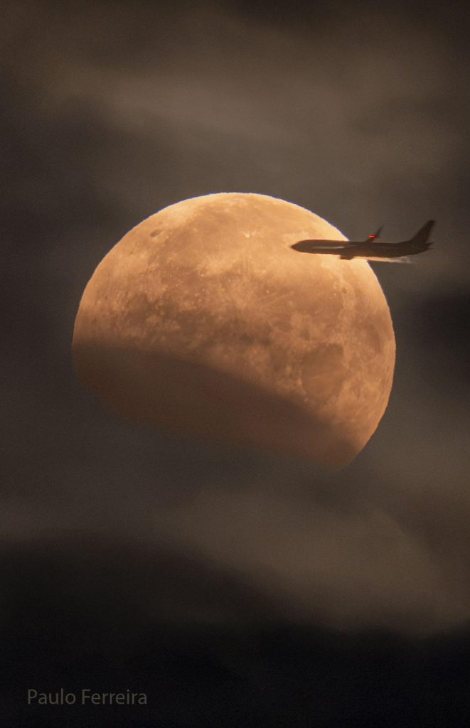 Une éclipse lunaire plane