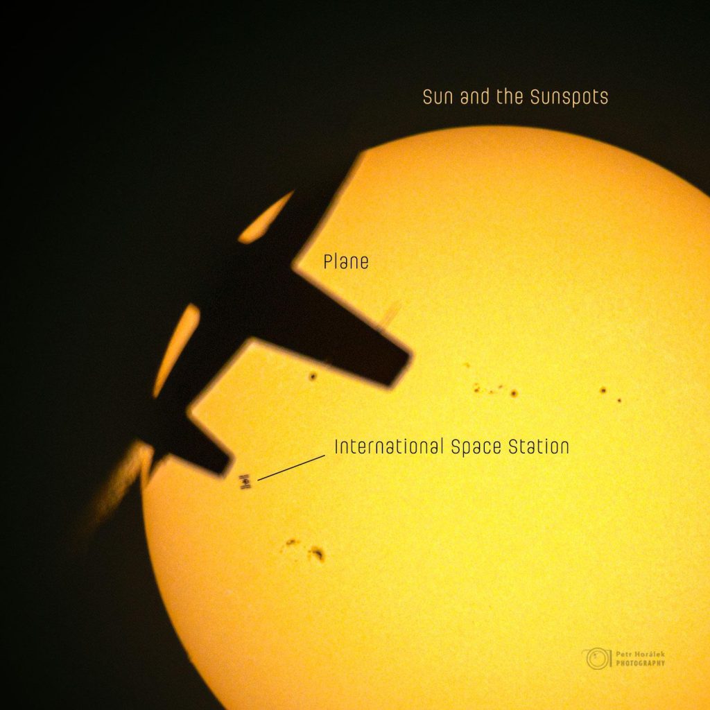 Alignement triple fortuit : avion, station spatiale, Soleil